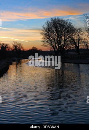 Alba fredda e gelida mentre il sole sta per sorgere sul canale di Leeds e Liverpool a Crabtree Lane vicino a Burscough, venerdì 26.11.2025. Foto Stock