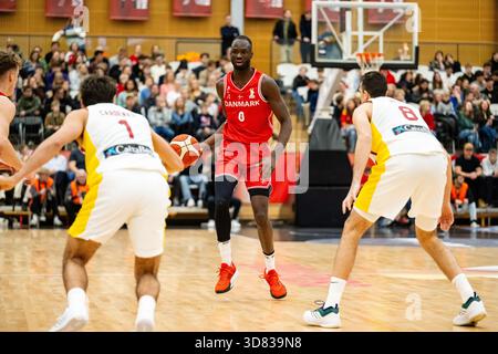 Farum, Danimarca. 27 novembre 2025. Bakary Dibba (0) danese visto durante le qualificazioni europee alla Coppa del mondo FIBA 2027 tra Danimarca e Spagna alla Farum Arena di Farum. Credito: Gonzales Photo/Alamy Live News Foto Stock
