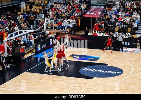 Farum, Danimarca. 27 novembre 2025. Gustav Knudsen (8) danese visto durante le qualificazioni europee alla Coppa del mondo FIBA 2027 tra Danimarca e Spagna alla Farum Arena di Farum. Credito: Gonzales Photo/Alamy Live News Foto Stock