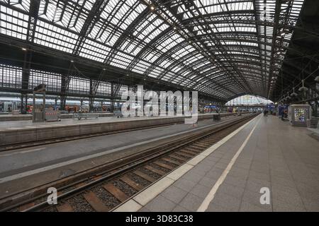 Blick in den Hauptbahnhof a Koeln Köln. Hauptbahnhof AM 27.11.2025 a Koeln Köln/Deutschland. *** Vista sulla stazione centrale di Colonia stazione centrale di Colonia al 27 11 2025 a Colonia Colonia Colonia Germania Foto Stock