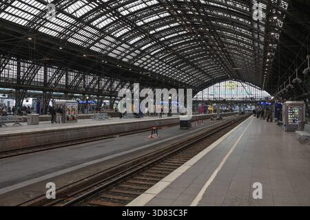 Blick in den Hauptbahnhof a Koeln Köln. Hauptbahnhof AM 27.11.2025 a Koeln Köln/Deutschland. *** Vista sulla stazione centrale di Colonia stazione centrale di Colonia al 27 11 2025 a Colonia Colonia Colonia Germania Foto Stock