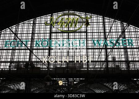 Blick in den Hauptbahnhof a Koeln Köln. Hauptbahnhof AM 27.11.2025 a Koeln Köln/Deutschland. *** Vista sulla stazione centrale di Colonia stazione centrale di Colonia al 27 11 2025 a Colonia Colonia Colonia Germania Foto Stock