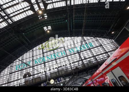 Blick in den Hauptbahnhof a Koeln Köln. Hauptbahnhof AM 27.11.2025 a Koeln Köln/Deutschland. *** Vista sulla stazione centrale di Colonia stazione centrale di Colonia al 27 11 2025 a Colonia Colonia Colonia Germania Foto Stock