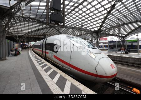 Ein Zug, ICE steht im Hauptbahnhof a Koeln Köln. Hauptbahnhof AM 27.11.2025 a Koeln Köln/Deutschland. *** Un treno, IL GHIACCIO si trova nella stazione centrale di Colonia stazione centrale al 27 11 2025 a Colonia Colonia Germania Foto Stock