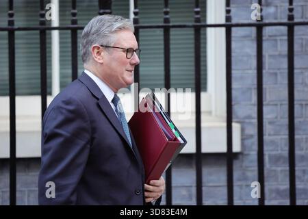 Londra, Regno Unito. 26 novembre 2025. Il primo ministro britannico Sir Keir Starmer lascia Downing Street al numero 10 per partecipare alle interrogazioni settimanali del primo ministro PMQ al Parlamento. Foto Stock