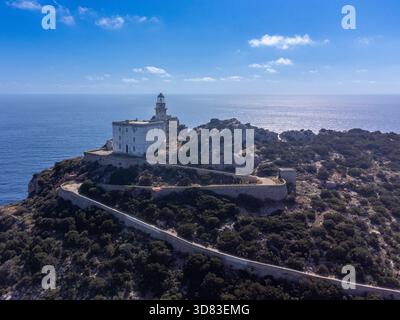 Splendida vista aerea del promontorio di Capo caccia in Sardegna, Italia. L'iconico faro bianco si trova in cima alla scogliera calcarea a strapiombo, dramatica Foto Stock