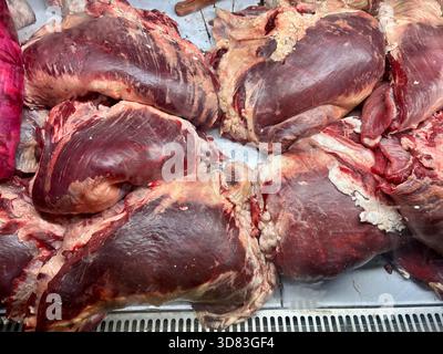 Primo piano di tagli freschi e crudi di carne rossa con grasso in una macelleria Foto Stock