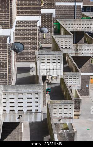 Esterno di Petticoat Square, parte della tenuta residenziale di Middlesex Street nella City di Londra, con balconi in cemento a fessure Foto Stock