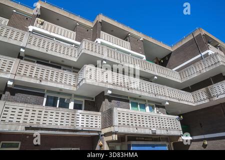 Esterno di Petticoat Square, parte della tenuta residenziale di Middlesex Street nella City di Londra, con balconi in cemento a fessure Foto Stock