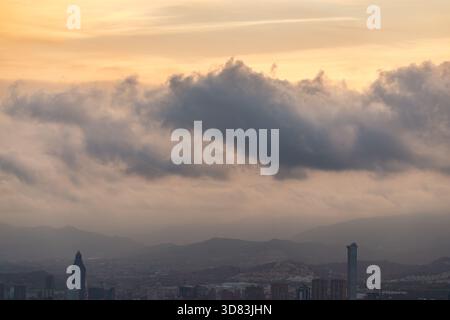 Nuvola coperta sopra la città a Benidorm Foto Stock