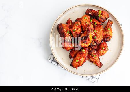 Foto dall'alto verso il basso delle ali coreane di Gochujang Foto Stock