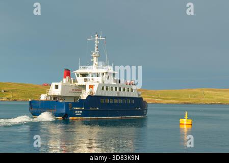 Traghetto passeggeri e auto che collega Lerwick all'Isola di Bressay, Isole Shetland Foto Stock
