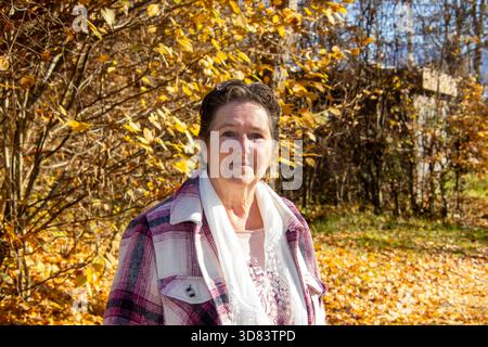 Primo piano di una donna adulta anziana Foto Stock