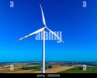 Parco di turbine eoliche. Mulino a vento sul cielo blu. Foto Stock
