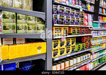 Londra Regno Unito, novembre 28 2025, Selezione delle scatole del supermercato del famoso tè britannico Foto Stock
