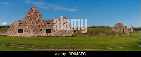 Bomarsund, Finlandia - 7 settembre 2025: Vista panoramica delle rovine della fortezza di Bomarsund sotto un cielo blu nelle isole Aland della Finlandia Foto Stock