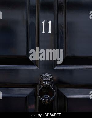 Londra, Regno Unito. 28 novembre 2025. La porta del numero 11 di Downing Street. Questa è la casa e l'ufficio del Cancelliere, Rachel Reeves, che ha consegnato il suo bilancio mercoledì 26 novembre. Crediti: Mark Thomas/Alamy Live News Foto Stock