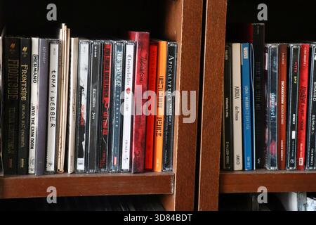 Ampia raccolta di Compact Disc sugli scaffali Foto Stock