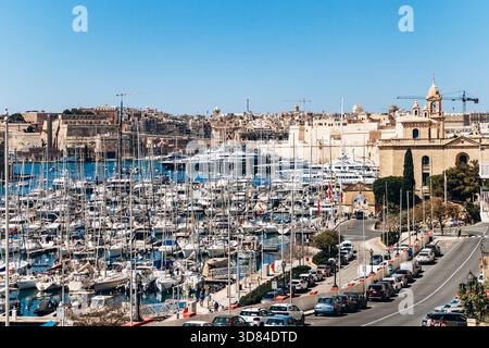 Birgu, Malta? 11 aprile 2025: Vista panoramica della Marina del Porto grande, con yacht ormeggiati, tradizionali edifici in pietra calcarea tra Birgu (Vittoriosa) e Senglea (Isla) Foto Stock
