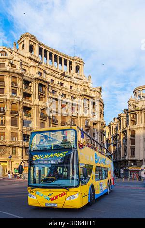 Romania, Bucarest, città vecchia, Piazza delle Nazioni Unite, autobus turistico Hop-On Hop-Off Foto Stock