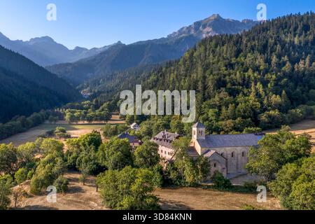 Francia, Hautes Alpes, Crots, abbazia di Notre-Dame de Boscodon del XII secolo (vista aerea) Foto Stock