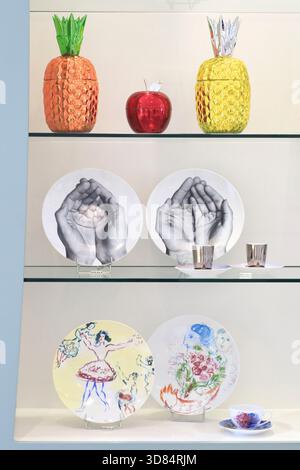 Francia, Haute Vienne, Limoges, fabbrica Bernardaud, outlet con piatti di JR e Marc Chagall e scatole in porcellana a forma di mele o ananas Foto Stock