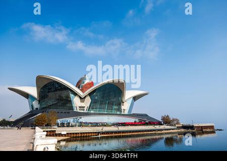 Baku, Azerbaigian - 11.09.2025: Baku Caspian Waterfront Mall, o Deniz Mall, presso Baku Boulevard, Azerbaigian. Un iconico edificio simbolo di Baku. Foto Stock