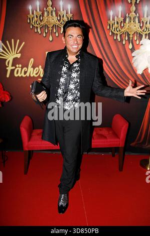 Matthias Mangiapane bei der Premiere der Fächer Palast Dinnershow 2025 auf dem Messplatz. Karlsruhe, 27.11.2025 *** Matthias Mangiapane alla prima del Fächer Palast Dinnershow 2025 al Messplatz Karlsruhe, 27 11 2025 foto:xAgenturxWehnertx/xGränzdörferx/xFuturexImagex dinnershow 5109 Foto Stock