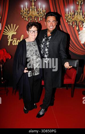 Matthias Mangiapane mit Mutter Dagmar bei der Premiere der Fächer Palast Dinnershow 2025 auf dem Messplatz. Karlsruhe, 27.11.2025 *** Matthias Mangiapane con sua madre Dagmar alla prima del Fächer Palast Dinner show 2025 al Messplatz Karlsruhe, 27 11 2025 foto:xAgenturxWehnertx/xGränzdörferx/xFuturexImagex dinnershow 5110 Foto Stock
