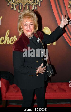 Stefanie Simon bei der Premiere der Fächer Palast Dinnershow 2025 auf dem Messplatz. Karlsruhe, 27.11.2025 *** Stefanie Simon alla prima del Fächer Palast Dinnershow 2025 al Messplatz Karlsruhe, 27 11 2025 foto:xAgenturxWehnertx/xGränzdörferx/xFuturexImagex dinnershow 5140 Foto Stock