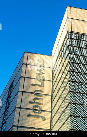 Cardiff, Galles - 25 novembre 2025: La facciata geometrica dell'edificio John Lewis a Cardiff, su uno sfondo blu del cielo. Una catena di grandi magazzini Foto Stock