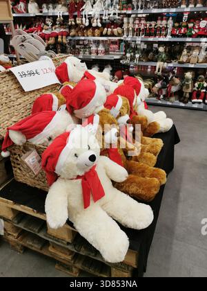 Diversi orsetti di peluche che indossano cappelli di Babbo Natale e sciarpe rosse sono messi in vendita. Vengono visualizzati in un negozio. Francia Foto Stock