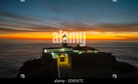 Volo dal faro Cabo Vicente a Sagres in Portogallo al tramonto Foto Stock