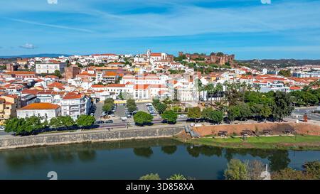 Aereo dalla storica città di Silves nell'Algarve, in Portogallo Foto Stock