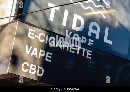 Insegna vapori pubblicitari e sigarette elettroniche sopra l'ingresso anteriore di un negozio di olio Vape and CBD nel centro di Portsmouth, Regno Unito Foto Stock