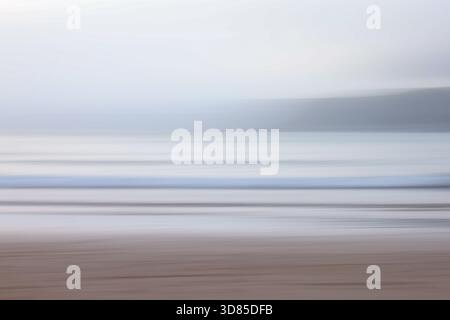 Panoramica astratta della spiaggia e del mare con linee orizzontali sfocate Foto Stock