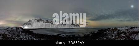 Monte Vestrahorn in Islanda di notte Foto Stock