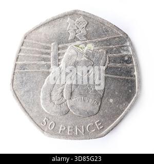 moneta da 50 pence isolata su sfondo bianco. Foto Stock