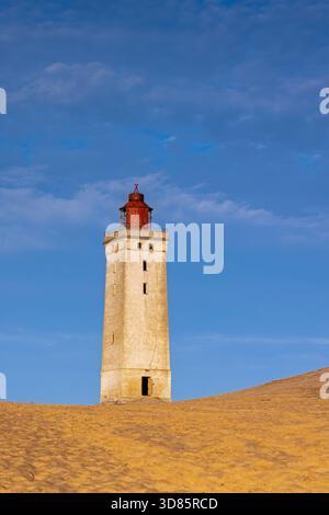 Rubjerg Knude Fyr / Faro di Rubjerg Knude tra le dune di sabbia sulla cima di Lønstrup Klint, Hjørring, Jutland settentrionale, Danimarca Foto Stock