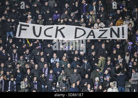 Anversa, Belgio. 28 novembre 2025. I tifosi del Beerschot con un messaggio al DAZN prima di una partita di calcio tra Beerschot va e RFC Liege, venerdì 28 novembre 2025 ad Anversa, il giorno 15 del 2025-2026 'Challenger Pro League' 1B seconda divisione del campionato belga. BELGA PHOTO TOM GOYVAERTS credito: Belga News Agency/Alamy Live News Foto Stock