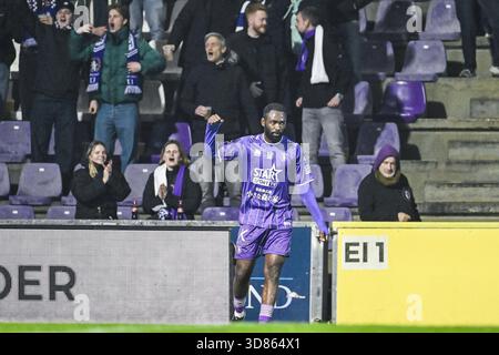 Anversa, Belgio. 28 novembre 2025. Arnold Vula di Beerschot celebra dopo aver segnato durante una partita di calcio tra Beerschot va e RFC Liege, venerdì 28 novembre 2025 ad Anversa, il giorno 15 della seconda divisione del campionato belga 'Challenger Pro League' 2025-2026. BELGA PHOTO TOM GOYVAERTS credito: Belga News Agency/Alamy Live News Foto Stock
