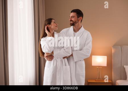 Coppia felice che indossa gli accappatoi in camera Foto Stock