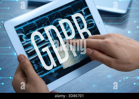 Regolamento generale sulla protezione dei dati. Uomo che usa un tablet con GDPR in esposizione, primo piano. Sicurezza della privacy Foto Stock