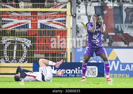 Anversa, Belgio. 28 novembre 2025. Dennis Gyamfi del Beerschot reagisce durante una partita di calcio tra Beerschot va e RFC Liege, venerdì 28 novembre 2025 ad Anversa, il giorno 15 della 2025-2026 'Challenger Pro League' 1B seconda divisione del campionato belga. BELGA PHOTO TOM GOYVAERTS credito: Belga News Agency/Alamy Live News Foto Stock