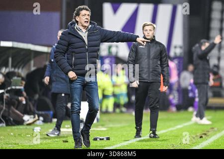 Anversa, Belgio. 28 novembre 2025. Il capo-allenatore di Liegi Gaetan Englebert, nella foto durante una partita di calcio tra Beerschot va e RFC Liege, venerdì 28 novembre 2025 ad Anversa, il giorno 15 del 2025-2026 'Challenger Pro League' 1B seconda divisione del campionato belga. BELGA PHOTO TOM GOYVAERTS credito: Belga News Agency/Alamy Live News Foto Stock