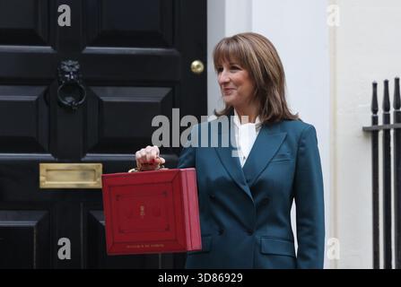 Rachel Reeves, Cancelliere dello Scacchiere, fuori dal numero 11 di Downing Street il giorno del budget, 26 novembre 2025, Londra, Regno Unito Foto Stock