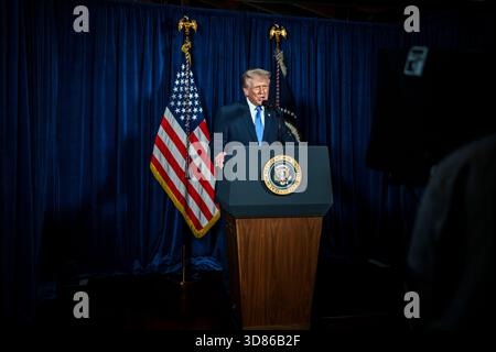 Palm Beach, Stati Uniti d'America. 26 novembre 2025. Il presidente degli Stati Uniti Donald Trump, tiene un discorso sulla sparatoria a due soldati della Guardia Nazionale da parte di un cittadino afghano mentre era in pattuglia nel distretto di Columbia da Mar-a-Lago, 26 novembre 2025 a Palm Beach, Florida. Credito: Daniel Torok/White House Photo/Alamy Live News Foto Stock