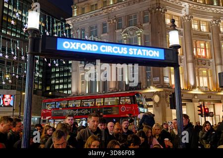 Vista degli amanti dello shopping in un'entrata affollata della stazione della metropolitana di Oxford Circus in Oxford Street Londra il Black Friday 2025 Foto Stock