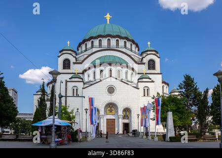Belgrado, Serbia, 13.06.22. Chiesa di Santa Sava, Chiesa ortodossa serba a Belgrado, Serbia, vista d'ingresso con file di bandiere nazionali serbe. Foto Stock
