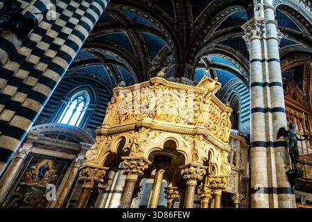Il pulpito gotico è una delle poche opere originali sopravvissute nella Cattedrale di Siena a Siena. Foto Stock